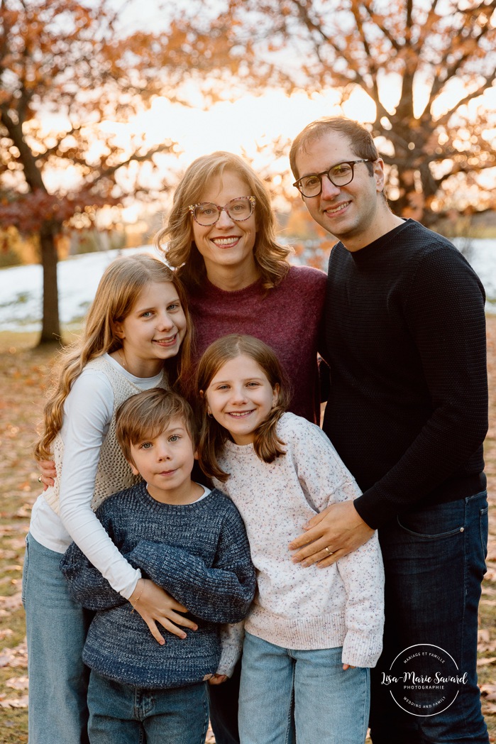 Outdoor Christmas mini sessions. Tree farm family photos. Christmas family photos. Mini séances des Fêtes 2025. Mini séances de Noël à Montréal. Montreal Christmas mini sessions. Montreal Holiday mini sessions.