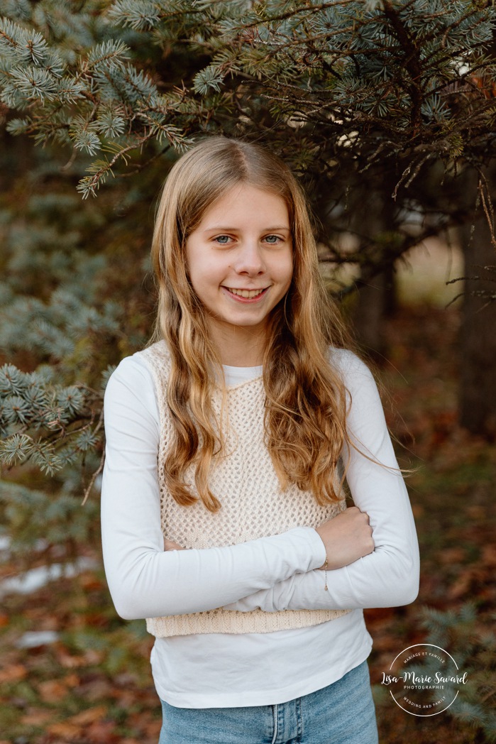 Outdoor Christmas mini sessions. Tree farm family photos. Christmas family photos. Mini séances des Fêtes 2025. Mini séances de Noël à Montréal. Montreal Christmas mini sessions. Montreal Holiday mini sessions.
