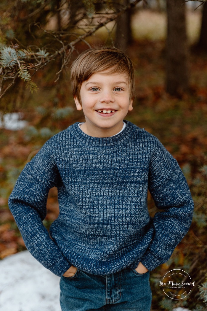 Outdoor Christmas mini sessions. Tree farm family photos. Christmas family photos. Mini séances des Fêtes 2025. Mini séances de Noël à Montréal. Montreal Christmas mini sessions. Montreal Holiday mini sessions.
