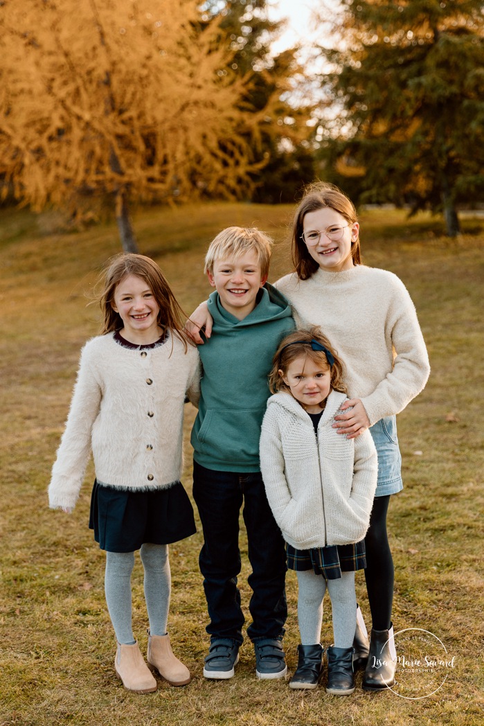 Outdoor Christmas mini sessions. Tree farm family photos. Christmas family photos. Mini séances des Fêtes 2025. Mini séances de Noël à Montréal. Montreal Christmas mini sessions. Montreal Holiday mini sessions.