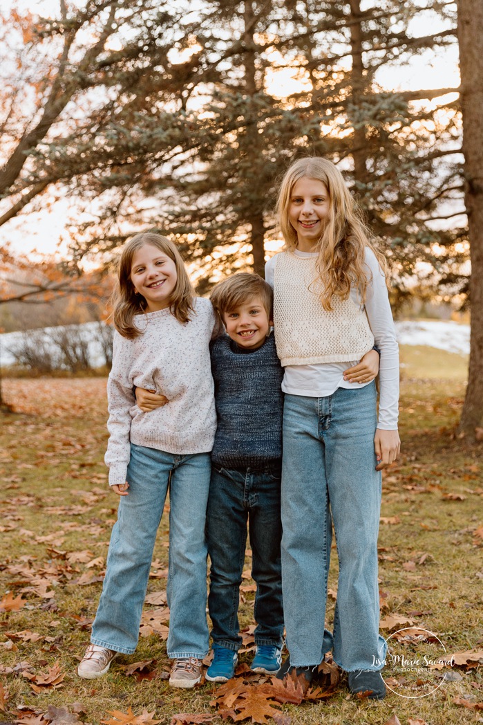 Outdoor Christmas mini sessions. Tree farm family photos. Christmas family photos. Mini séances des Fêtes 2025. Mini séances de Noël à Montréal. Montreal Christmas mini sessions. Montreal Holiday mini sessions.