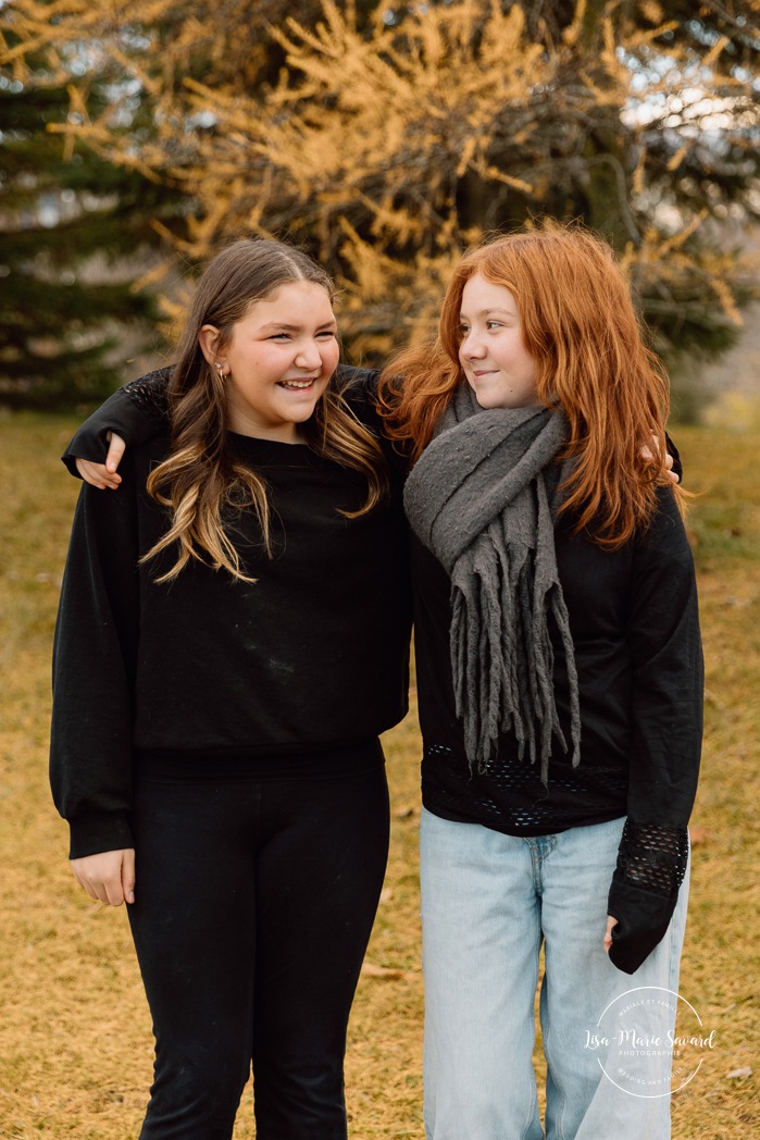 Outdoor Christmas mini sessions. Tree farm family photos. Christmas family photos. Mini séances des Fêtes 2025. Mini séances de Noël à Montréal. Montreal Christmas mini sessions. Montreal Holiday mini sessions.