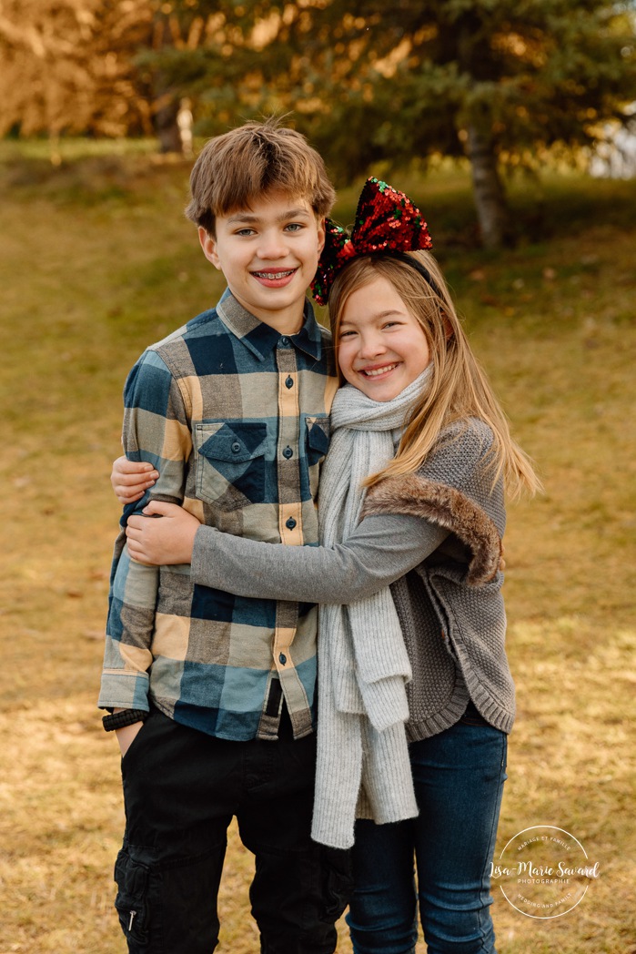 Outdoor Christmas mini sessions. Tree farm family photos. Christmas family photos. Mini séances des Fêtes 2025. Mini séances de Noël à Montréal. Montreal Christmas mini sessions. Montreal Holiday mini sessions.