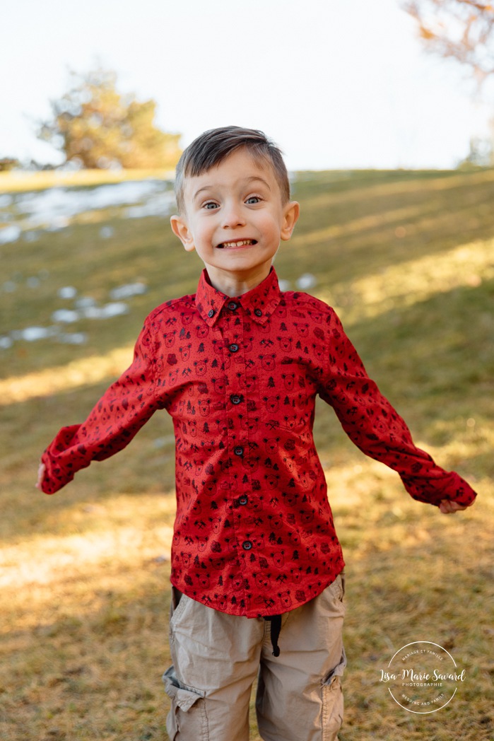 Outdoor Christmas mini sessions. Tree farm family photos. Christmas family photos. Mini séances des Fêtes 2025. Mini séances de Noël à Montréal. Montreal Christmas mini sessions. Montreal Holiday mini sessions.