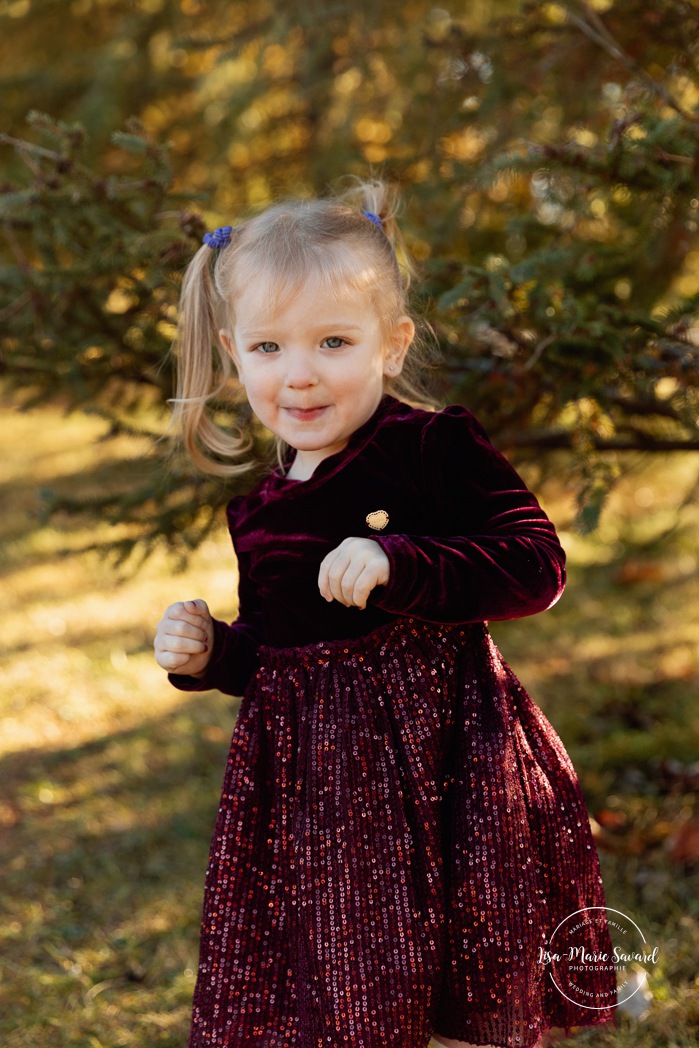 Outdoor Christmas mini sessions. Tree farm family photos. Christmas family photos. Mini séances des Fêtes 2025. Mini séances de Noël à Montréal. Montreal Christmas mini sessions. Montreal Holiday mini sessions.
