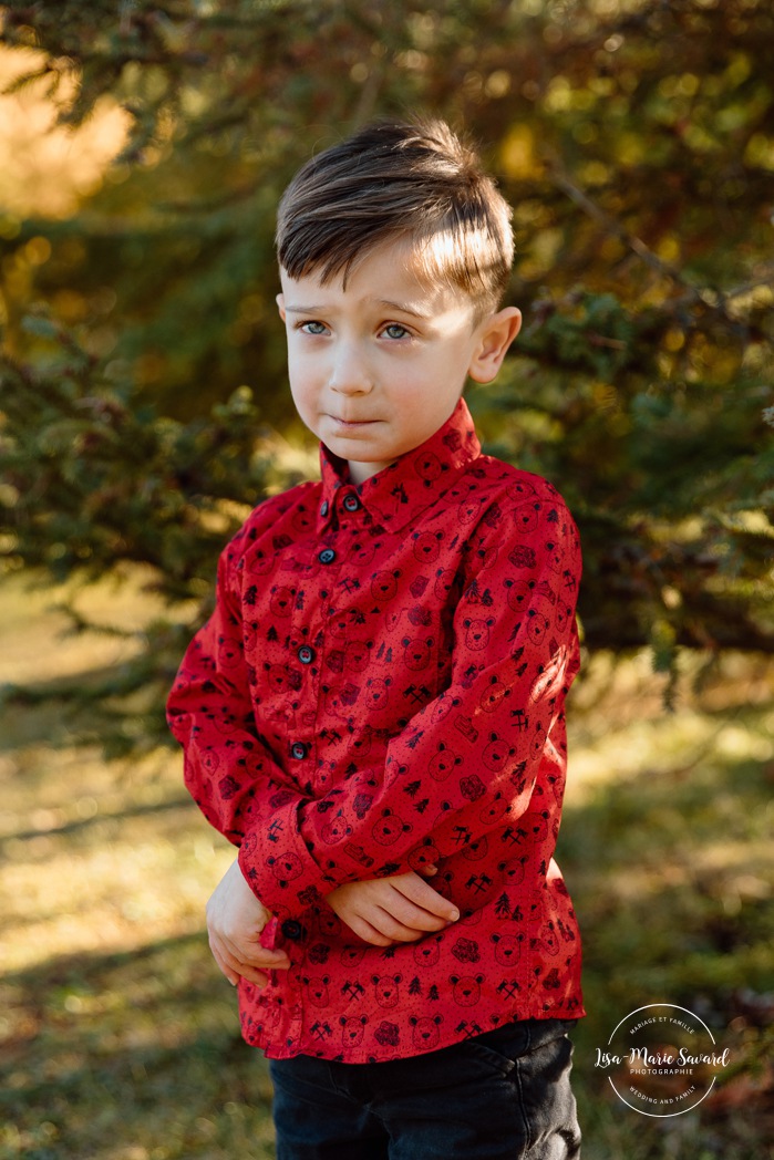 Outdoor Christmas mini sessions. Tree farm family photos. Christmas family photos. Mini séances des Fêtes 2025. Mini séances de Noël à Montréal. Montreal Christmas mini sessions. Montreal Holiday mini sessions.
