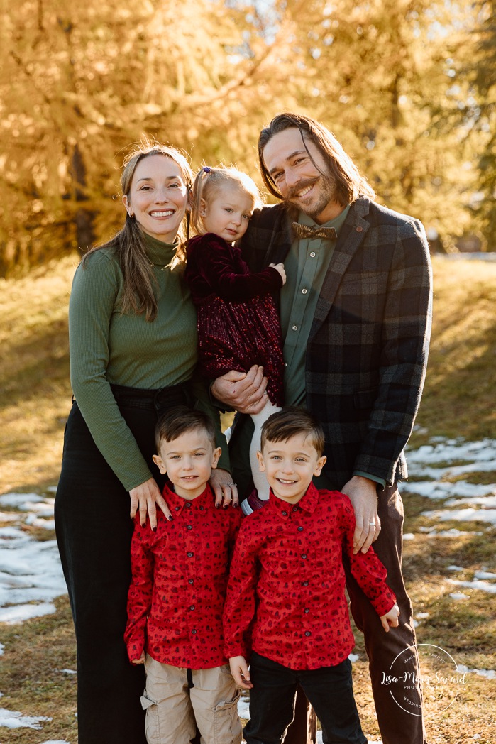 Outdoor Christmas mini sessions. Tree farm family photos. Christmas family photos. Mini séances des Fêtes 2025. Mini séances de Noël à Montréal. Montreal Christmas mini sessions. Montreal Holiday mini sessions.