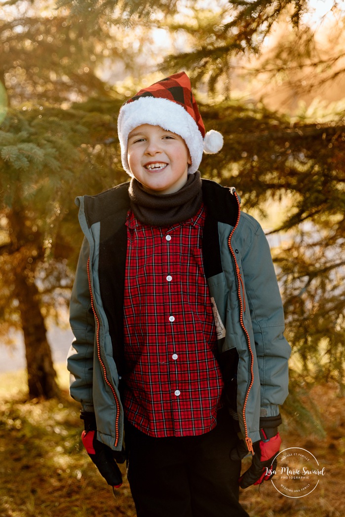 Outdoor Christmas mini sessions. Tree farm family photos. Christmas family photos. Mini séances des Fêtes 2025. Mini séances de Noël à Montréal. Montreal Christmas mini sessions. Montreal Holiday mini sessions.