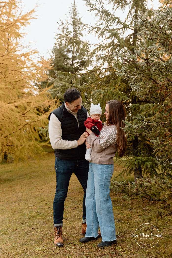 Outdoor Christmas mini sessions. Tree farm family photos. Christmas family photos. Mini séances des Fêtes 2025. Mini séances de Noël à Montréal. Montreal Christmas mini sessions. Montreal Holiday mini sessions.