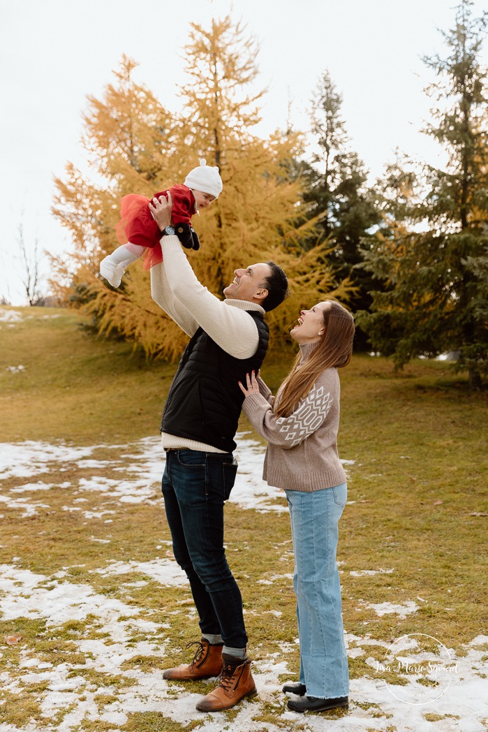 Outdoor Christmas mini sessions. Tree farm family photos. Christmas family photos. Mini séances des Fêtes 2025. Mini séances de Noël à Montréal. Montreal Christmas mini sessions. Montreal Holiday mini sessions.