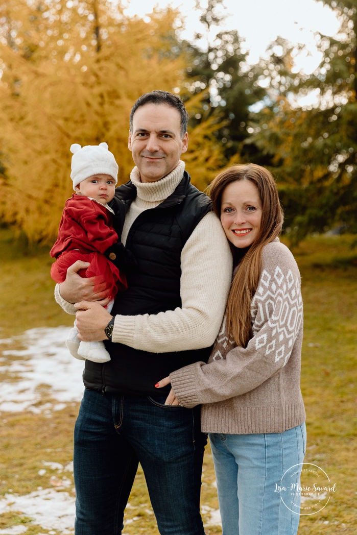 Outdoor Christmas mini sessions. Tree farm family photos. Christmas family photos. Mini séances des Fêtes 2025. Mini séances de Noël à Montréal. Montreal Christmas mini sessions. Montreal Holiday mini sessions.