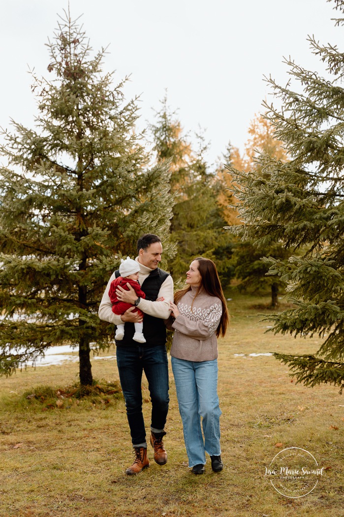 Outdoor Christmas mini sessions. Tree farm family photos. Christmas family photos. Mini séances des Fêtes 2025. Mini séances de Noël à Montréal. Montreal Christmas mini sessions. Montreal Holiday mini sessions.