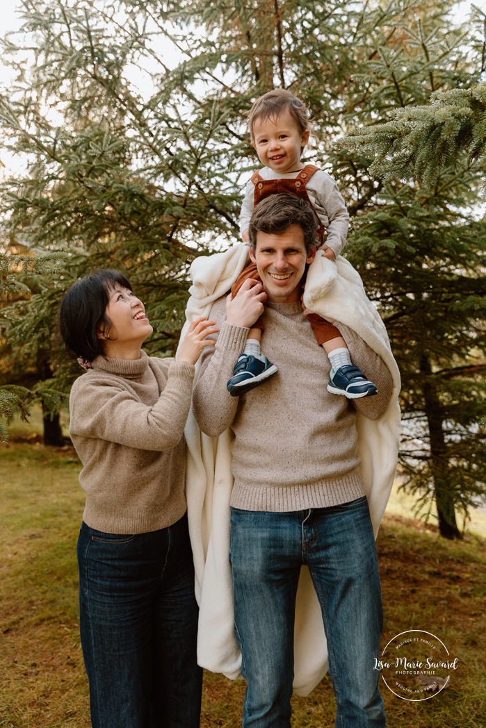 Outdoor Christmas mini sessions. Tree farm family photos. Christmas family photos. Mini séances des Fêtes 2025. Mini séances de Noël à Montréal. Montreal Christmas mini sessions. Montreal Holiday mini sessions.