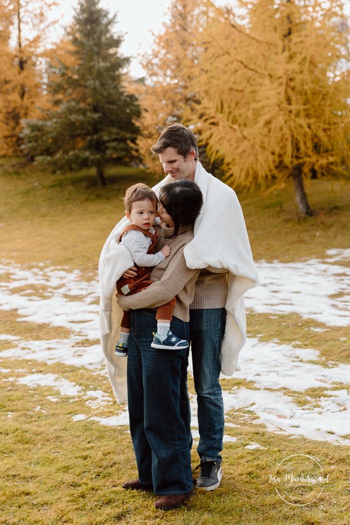 Outdoor Christmas mini sessions. Tree farm family photos. Christmas family photos. Mini séances des Fêtes 2025. Mini séances de Noël à Montréal. Montreal Christmas mini sessions. Montreal Holiday mini sessions.