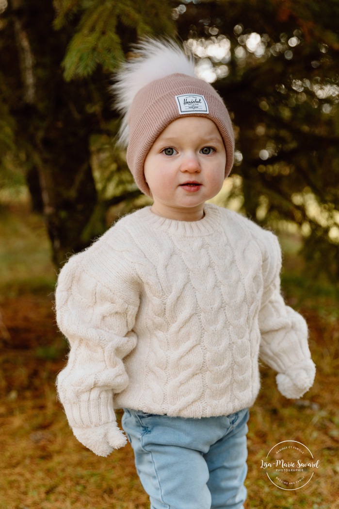 Outdoor Christmas mini sessions. Tree farm family photos. Christmas family photos. Mini séances des Fêtes 2025. Mini séances de Noël à Montréal. Montreal Christmas mini sessions. Montreal Holiday mini sessions.