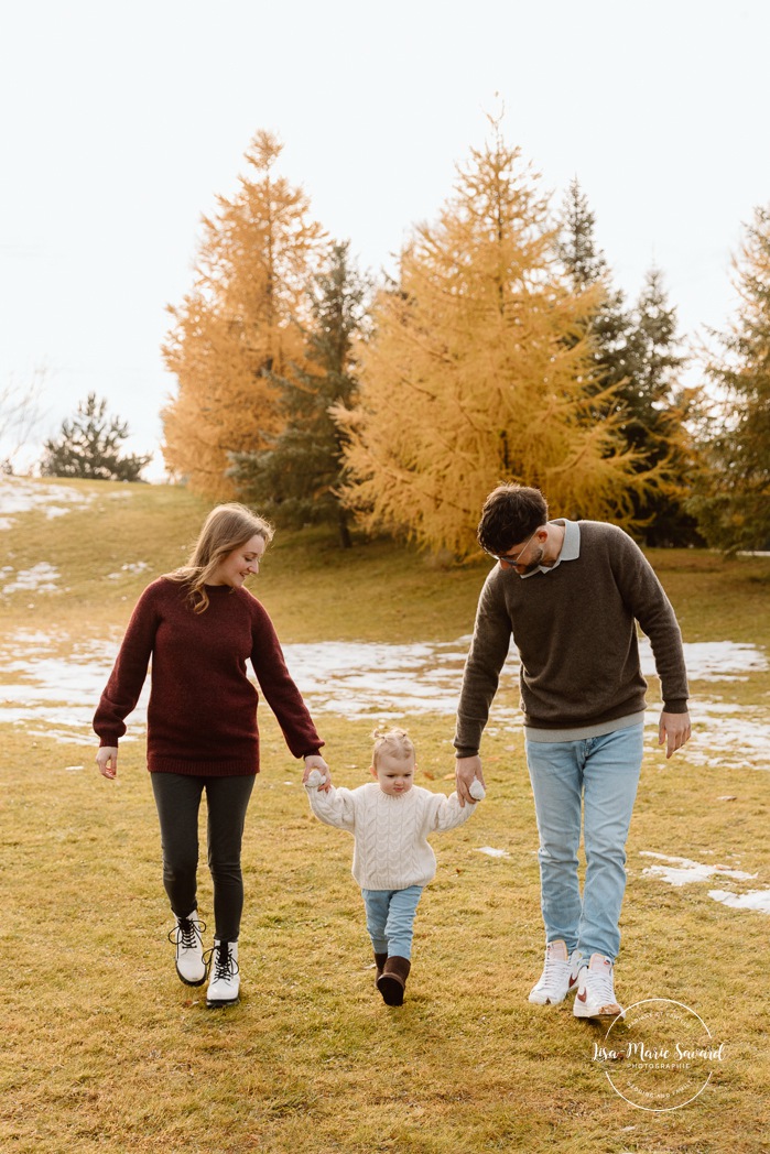 Outdoor Christmas mini sessions. Tree farm family photos. Christmas family photos. Mini séances des Fêtes 2025. Mini séances de Noël à Montréal. Montreal Christmas mini sessions. Montreal Holiday mini sessions.