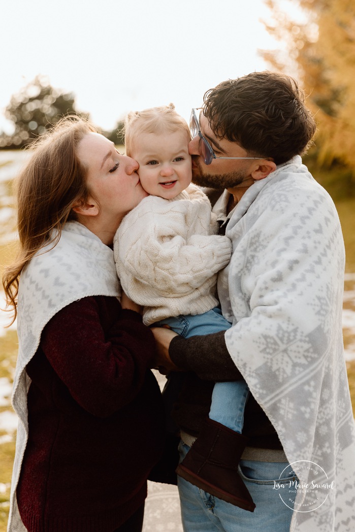 Outdoor Christmas mini sessions. Tree farm family photos. Christmas family photos. Mini séances des Fêtes 2025. Mini séances de Noël à Montréal. Montreal Christmas mini sessions. Montreal Holiday mini sessions.