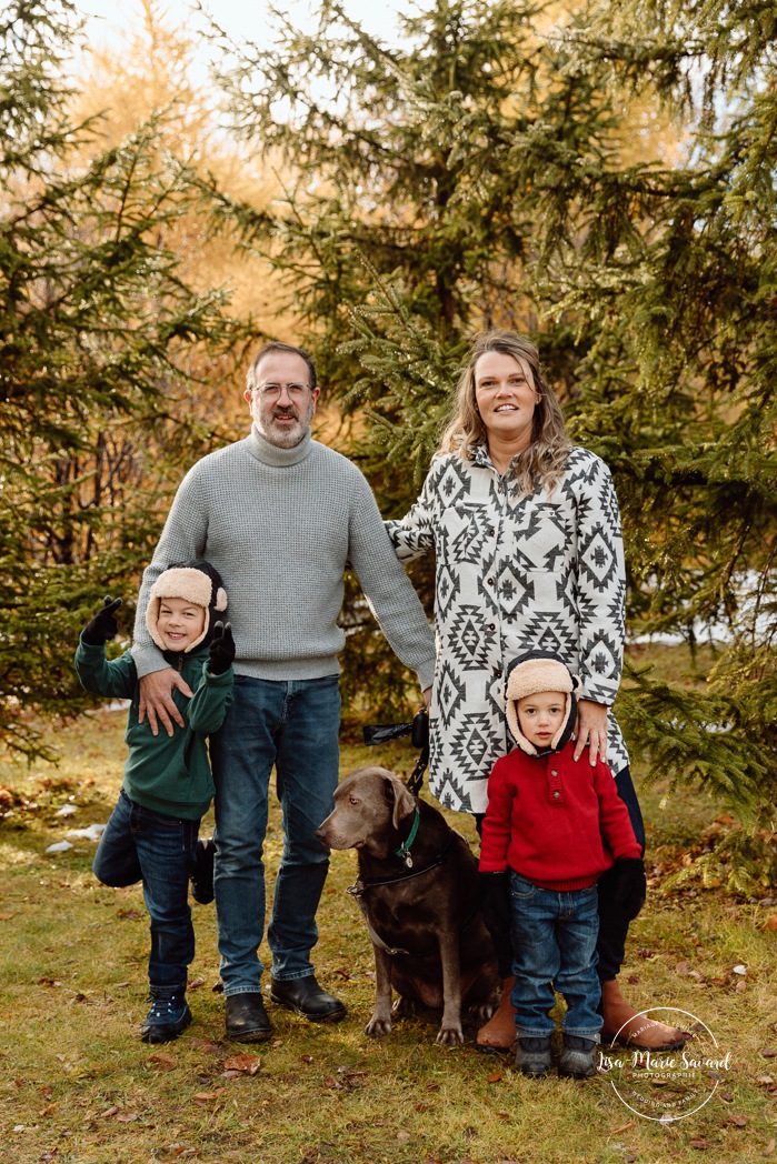 Outdoor Christmas mini sessions. Tree farm family photos. Christmas family photos. Mini séances des Fêtes 2025. Mini séances de Noël à Montréal. Montreal Christmas mini sessions. Montreal Holiday mini sessions.