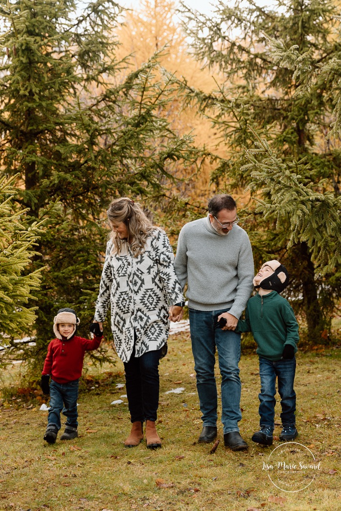Outdoor Christmas mini sessions. Tree farm family photos. Christmas family photos. Mini séances des Fêtes 2025. Mini séances de Noël à Montréal. Montreal Christmas mini sessions. Montreal Holiday mini sessions.