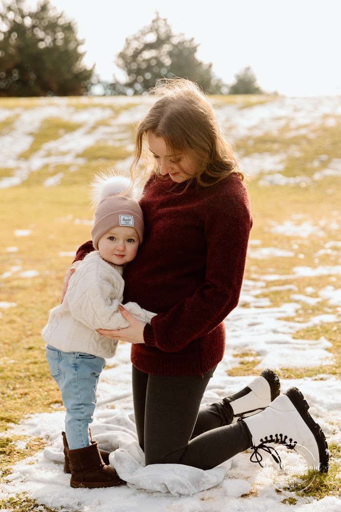 Outdoor Christmas mini sessions. Tree farm family photos. Christmas family photos. Mini séances des Fêtes 2025. Mini séances de Noël à Montréal. Montreal Christmas mini sessions. Montreal Holiday mini sessions.