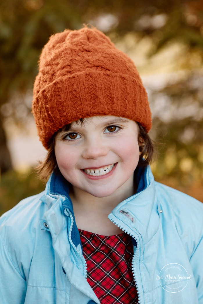Outdoor Christmas mini sessions. Tree farm family photos. Christmas family photos. Mini séances des Fêtes 2025. Mini séances de Noël à Montréal. Montreal Christmas mini sessions. Montreal Holiday mini sessions.