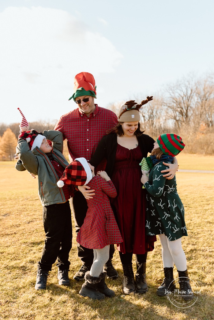 Outdoor Christmas mini sessions. Tree farm family photos. Christmas family photos. Mini séances des Fêtes 2025. Mini séances de Noël à Montréal. Montreal Christmas mini sessions. Montreal Holiday mini sessions.