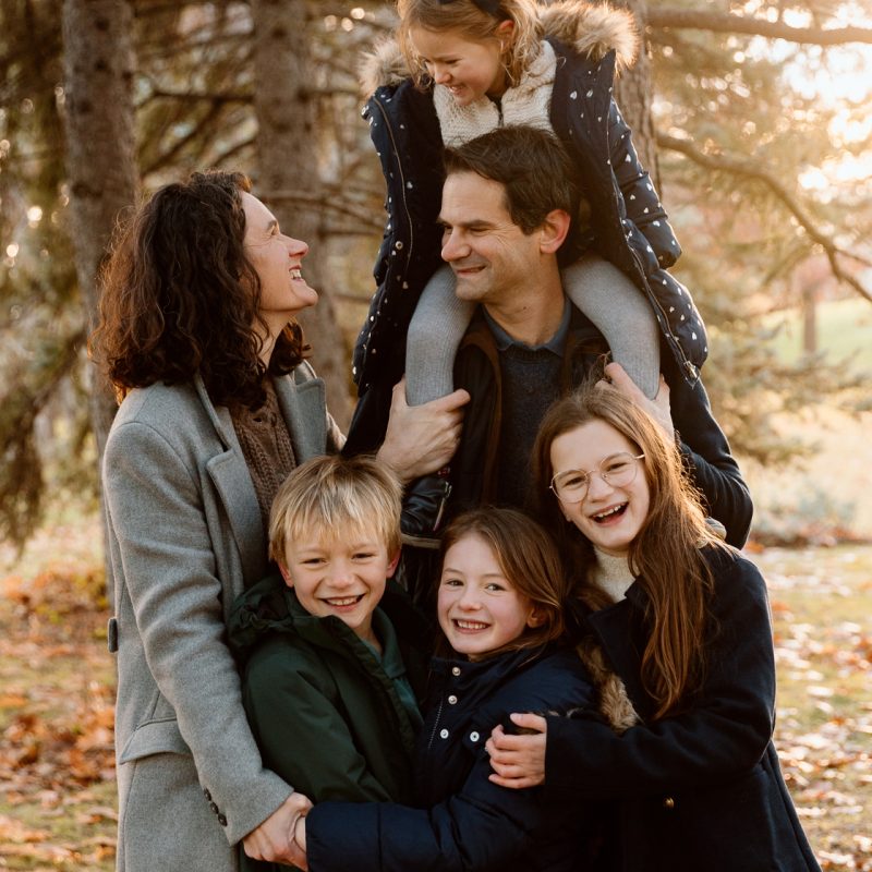 Outdoor Christmas mini sessions. Tree farm family photos. Christmas family photos. Mini séances des Fêtes 2025. Mini séances de Noël à Montréal. Montreal Christmas mini sessions. Montreal Holiday mini sessions.