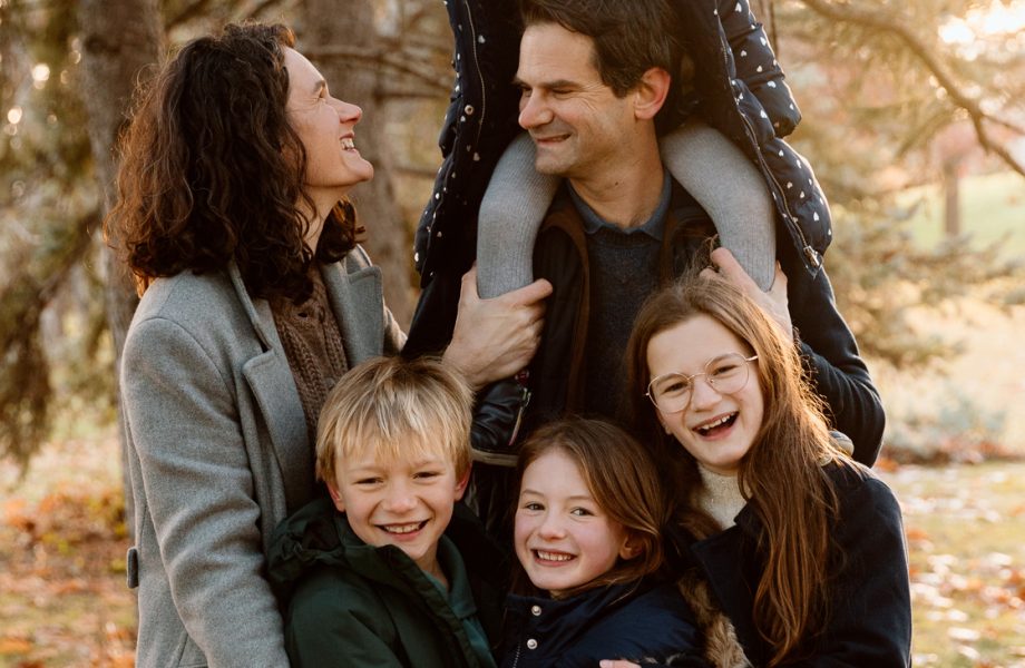 Outdoor Christmas mini sessions. Tree farm family photos. Christmas family photos. Mini séances des Fêtes 2025. Mini séances de Noël à Montréal. Montreal Christmas mini sessions. Montreal Holiday mini sessions.