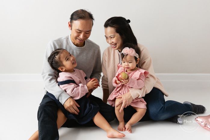 Minimalist family photos. Uncluttered family photos. Organic family photos. Photographe Cake Smash à Montréal. Montreal bubble bath photoshoot. Montreal Cake Smash photographer.