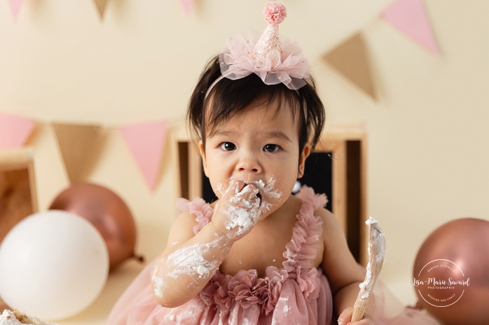 Minimalist girl Cake Smash photos. Cream and pink Cake Smash setup. Simple Smash the Cake photos. Photos de Cake Smash à Montréal. Photographe Cake Smash à Montréal. Montreal Cake Smash photoshoot. Montreal Cake Smash photographer.