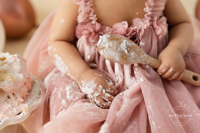 Minimalist girl Cake Smash photos. Cream and pink Cake Smash setup. Simple Smash the Cake photos. Photos de Cake Smash à Montréal. Photographe Cake Smash à Montréal. Montreal Cake Smash photoshoot. Montreal Cake Smash photographer.