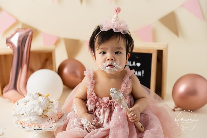 Minimalist girl Cake Smash photos. Cream and pink Cake Smash setup. Simple Smash the Cake photos. Photos de Cake Smash à Montréal. Photographe Cake Smash à Montréal. Montreal Cake Smash photoshoot. Montreal Cake Smash photographer.