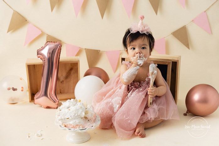 Minimalist girl Cake Smash photos. Cream and pink Cake Smash setup. Simple Smash the Cake photos. Photos de Cake Smash à Montréal. Photographe Cake Smash à Montréal. Montreal Cake Smash photoshoot. Montreal Cake Smash photographer.