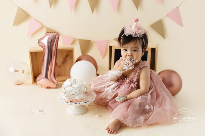 Minimalist girl Cake Smash photos. Cream and pink Cake Smash setup. Simple Smash the Cake photos. Photos de Cake Smash à Montréal. Photographe Cake Smash à Montréal. Montreal Cake Smash photoshoot. Montreal Cake Smash photographer.