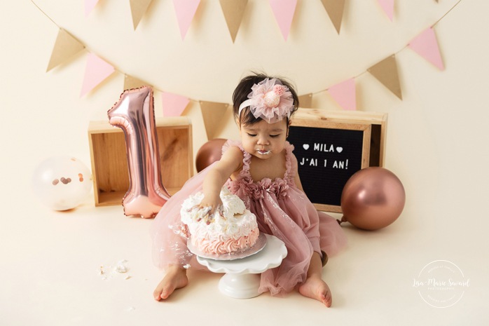 Minimalist girl Cake Smash photos. Cream and pink Cake Smash setup. Simple Smash the Cake photos. Photos de Cake Smash à Montréal. Photographe Cake Smash à Montréal. Montreal Cake Smash photoshoot. Montreal Cake Smash photographer.