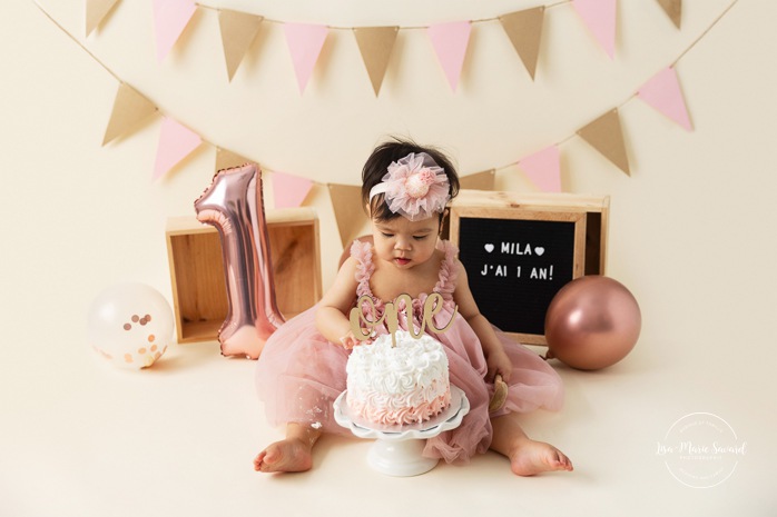 Minimalist girl Cake Smash photos. Cream and pink Cake Smash setup. Simple Smash the Cake photos. Photos de Cake Smash à Montréal. Photographe Cake Smash à Montréal. Montreal Cake Smash photoshoot. Montreal Cake Smash photographer.