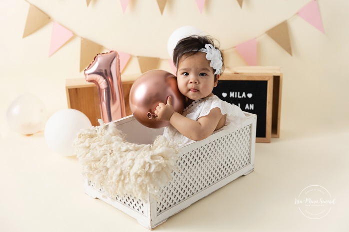 Minimalist girl Cake Smash photos. Cream and pink Cake Smash setup. Simple Smash the Cake photos. Photos de Cake Smash à Montréal. Photographe Cake Smash à Montréal. Montreal Cake Smash photoshoot. Montreal Cake Smash photographer.