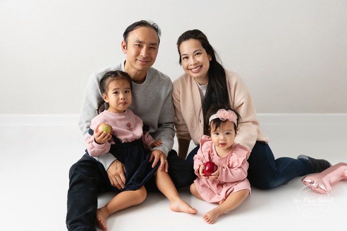 Minimalist family photos. Uncluttered family photos. Organic family photos. Photographe Cake Smash à Montréal. Montreal bubble bath photoshoot. Montreal Cake Smash photographer.