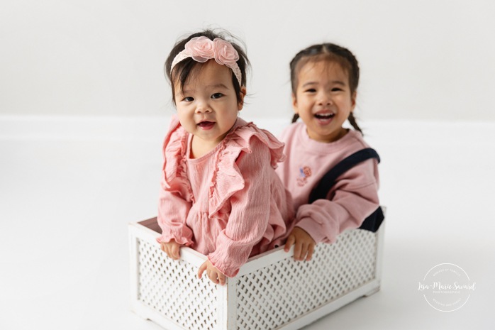 Minimalist family photos. Uncluttered family photos. Organic family photos. Photographe Cake Smash à Montréal. Montreal bubble bath photoshoot. Montreal Cake Smash photographer.