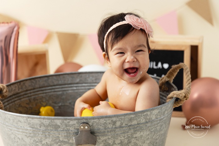 Minimalist bubble bath photos. Simple bubble bath photos. Photos de bain de bulles à Montréal. Photographe Cake Smash à Montréal. Montreal bubble bath photoshoot. Montreal Cake Smash photographer.