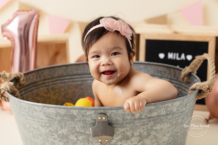 Minimalist bubble bath photos. Simple bubble bath photos. Photos de bain de bulles à Montréal. Photographe Cake Smash à Montréal. Montreal bubble bath photoshoot. Montreal Cake Smash photographer.
