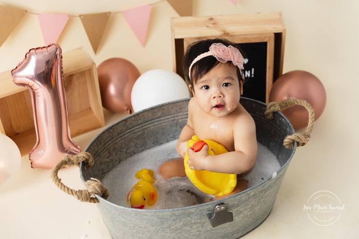 Minimalist bubble bath photos. Simple bubble bath photos. Photos de bain de bulles à Montréal. Photographe Cake Smash à Montréal. Montreal bubble bath photoshoot. Montreal Cake Smash photographer.