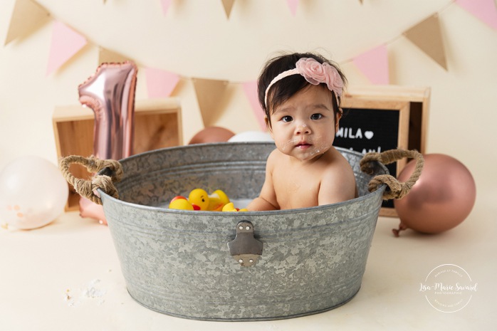 Minimalist bubble bath photos. Simple bubble bath photos. Photos de bain de bulles à Montréal. Photographe Cake Smash à Montréal. Montreal bubble bath photoshoot. Montreal Cake Smash photographer.