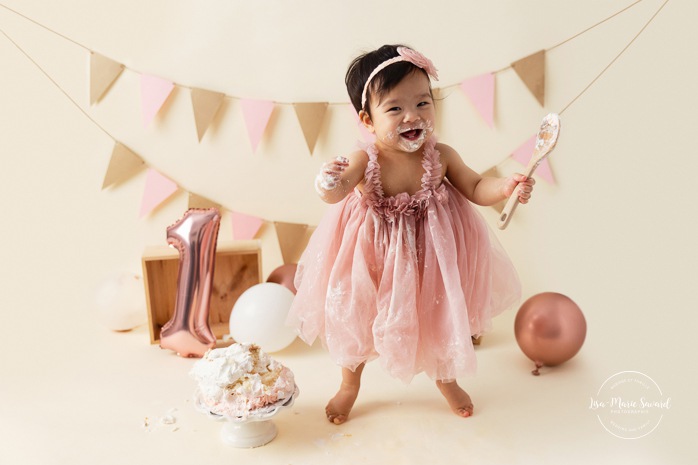 Minimalist girl Cake Smash photos. Cream and pink Cake Smash setup. Simple Smash the Cake photos. Photos de Cake Smash à Montréal. Photographe Cake Smash à Montréal. Montreal Cake Smash photoshoot. Montreal Cake Smash photographer.