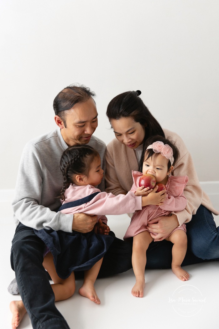 Minimalist family photos. Uncluttered family photos. Organic family photos. Photographe Cake Smash à Montréal. Montreal bubble bath photoshoot. Montreal Cake Smash photographer.