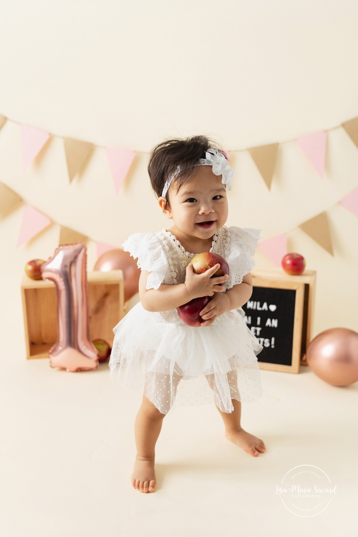 Minimalist girl Cake Smash photos. Cream and pink Cake Smash setup. Simple Smash the Cake photos. Photos de Cake Smash à Montréal. Photographe Cake Smash à Montréal. Montreal Cake Smash photoshoot. Montreal Cake Smash photographer.