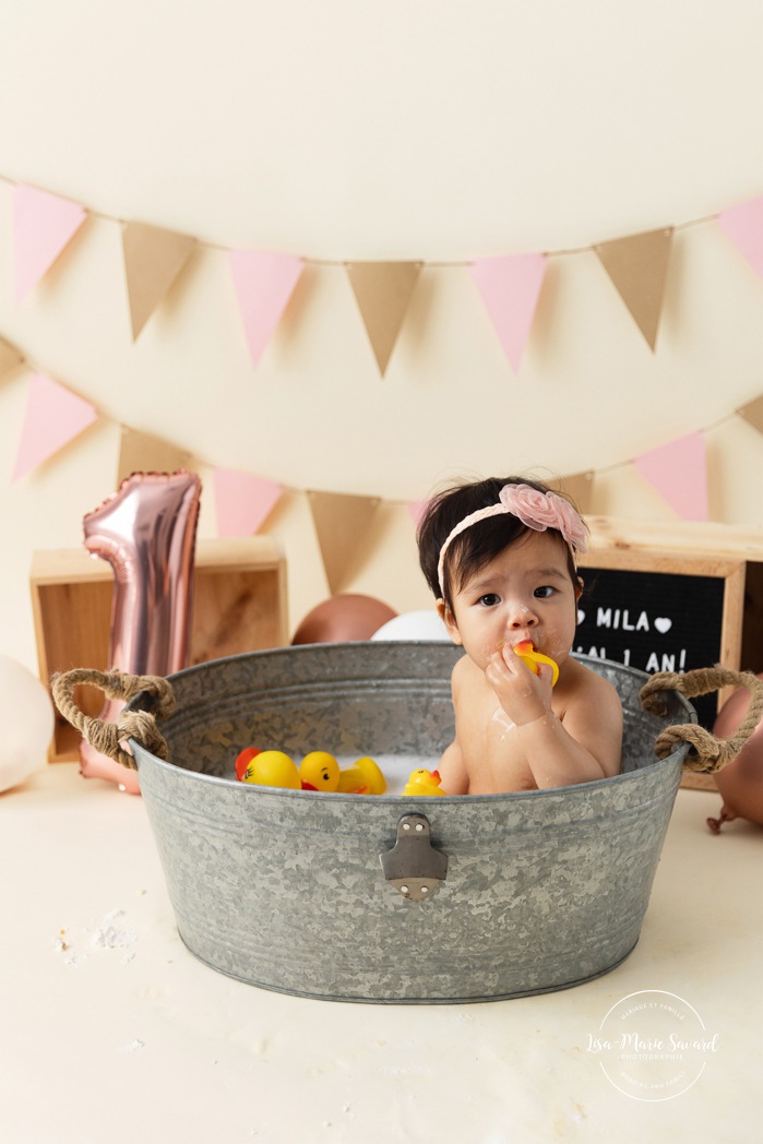 Minimalist bubble bath photos. Simple bubble bath photos. Photos de bain de bulles à Montréal. Photographe Cake Smash à Montréal. Montreal bubble bath photoshoot. Montreal Cake Smash photographer.