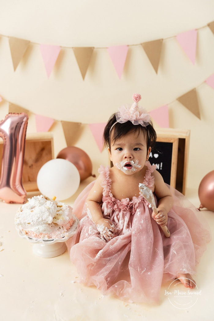 Minimalist girl Cake Smash photos. Cream and pink Cake Smash setup. Simple Smash the Cake photos. Photos de Cake Smash à Montréal. Photographe Cake Smash à Montréal. Montreal Cake Smash photoshoot. Montreal Cake Smash photographer.