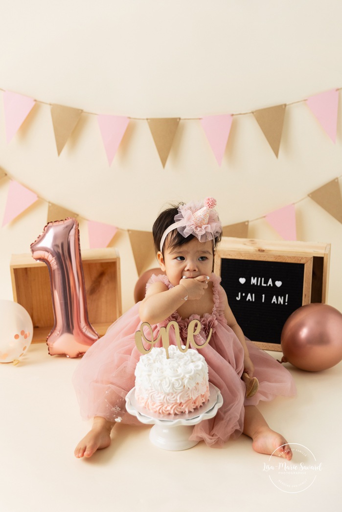 Minimalist girl Cake Smash photos. Cream and pink Cake Smash setup. Simple Smash the Cake photos. Photos de Cake Smash à Montréal. Photographe Cake Smash à Montréal. Montreal Cake Smash photoshoot. Montreal Cake Smash photographer.