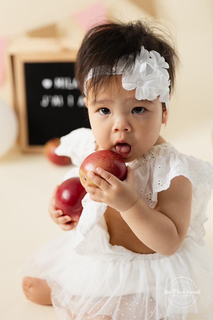 Minimalist girl Cake Smash photos. Cream and pink Cake Smash setup. Simple Smash the Cake photos. Photos de Cake Smash à Montréal. Photographe Cake Smash à Montréal. Montreal Cake Smash photoshoot. Montreal Cake Smash photographer.